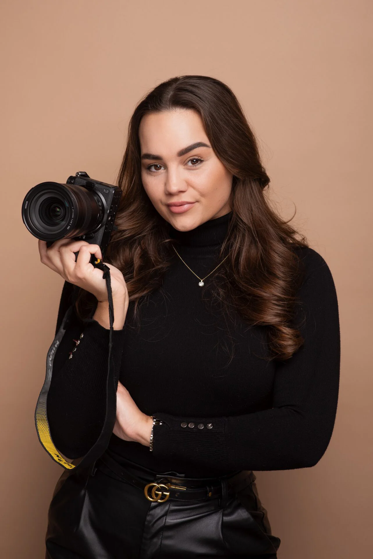 Fotografe Shelley begeleidt een aanstaande moeder tijdens een ontspannen zwangerschapsshoot in de studio in Zuidland, Voorne-Putten