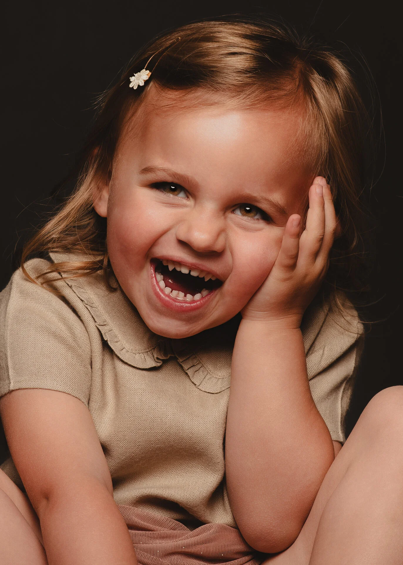 Lachend kind in de fotostudio
