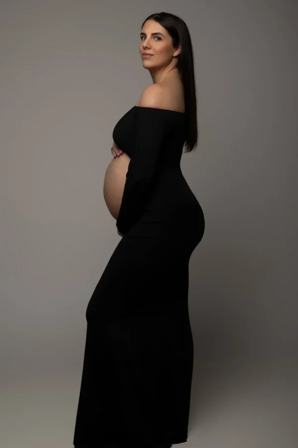 Minimalistische zwangerschapsfoto in witte studio met zachte belichting